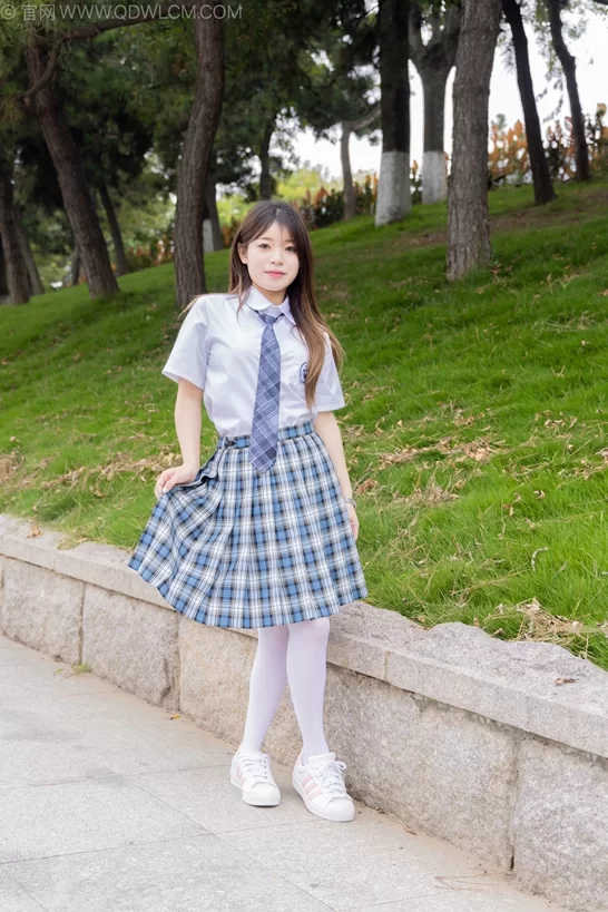 物恋传媒 NO.2242 闪闪-板鞋、厚白丝、户外草地公园沙滩脱 [155P1V-7.73GB]