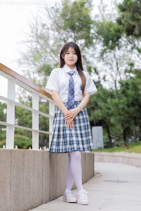 物恋传媒 NO.2242 闪闪-板鞋、厚白丝、户外草地公园沙滩脱 [155P1V-7.73GB]