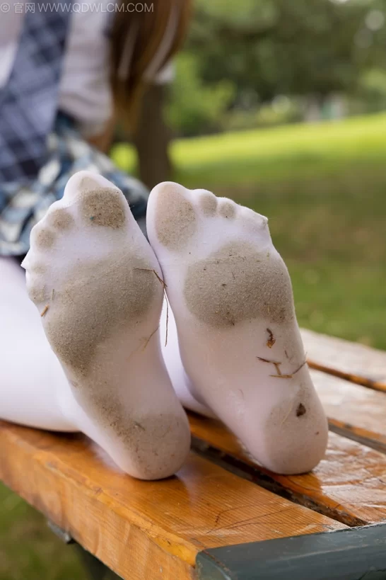 物恋传媒 NO.2242 闪闪-板鞋、厚白丝、户外草地公园沙滩脱 [155P1V-7.73GB]