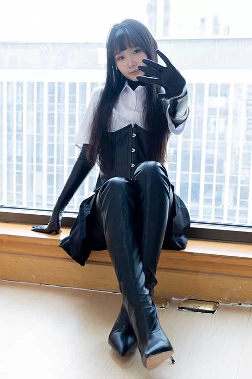 袜啵啵-甜甜圈-高跟长靴皮裤、厚黑丝五指袜 [144p1v-1.25g]