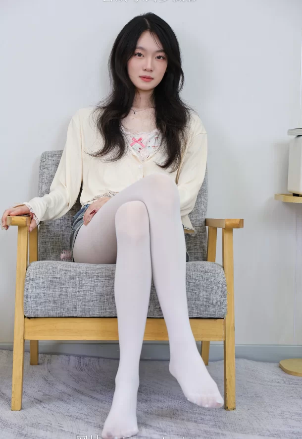 《绮梦摄影》人气足模小艺394（学生装白丝）《图包+视频》 [2V＋460P-12.2GB]