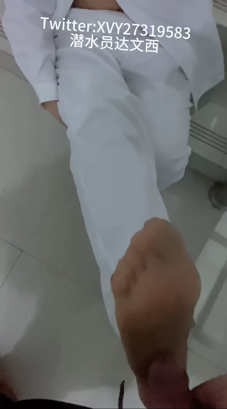 素人小护士裤里肉丝足交：在医院楼道偷玩足交，给护士鞋射满让她踩精继续工作❤️ [1v-596mb]