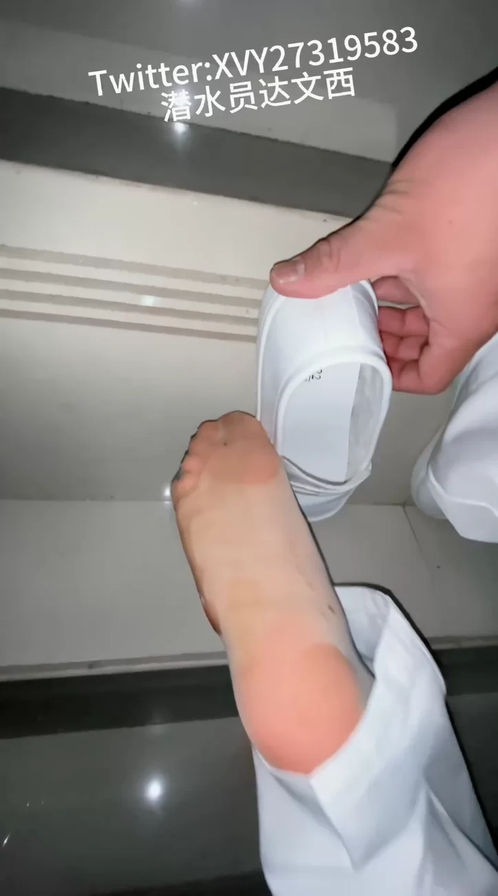 素人小护士裤里肉丝足交：在医院楼道偷玩足交，给护士鞋射满让她踩精继续工作❤️ [1v-596mb]