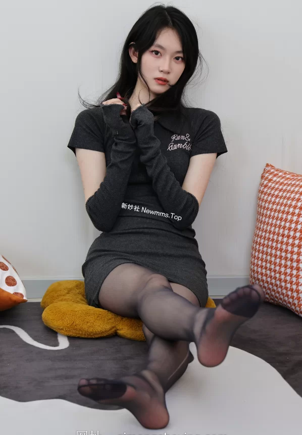 《绮梦摄影》人气足模小艺384（黑丝！）《图包+视频》 [2V＋460P-12.5GB]