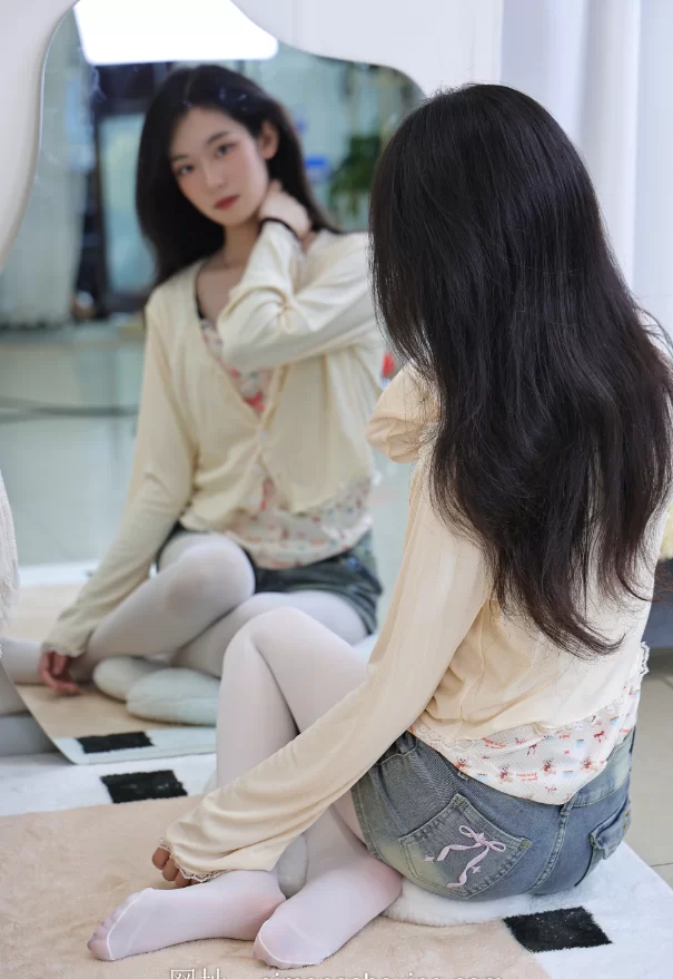 《绮梦摄影》人气足模小艺394（学生装白丝）《图包+视频》 [2V＋460P-12.2GB]