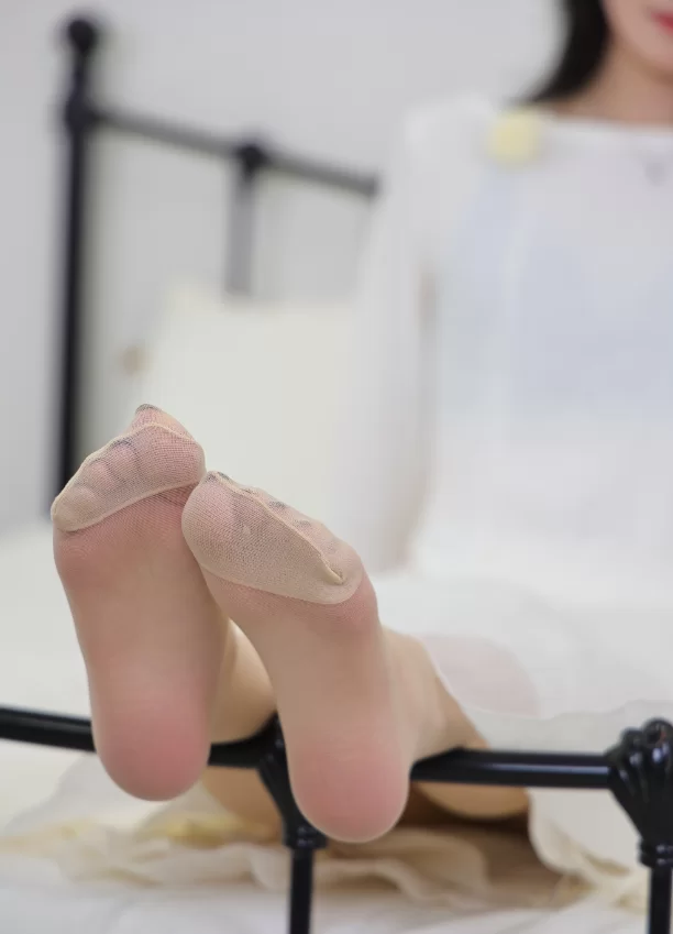 《绮梦摄影》人气足模小艺398（白裙＋肉丝）《图包+视频》 [2V＋460P-14.4GB]