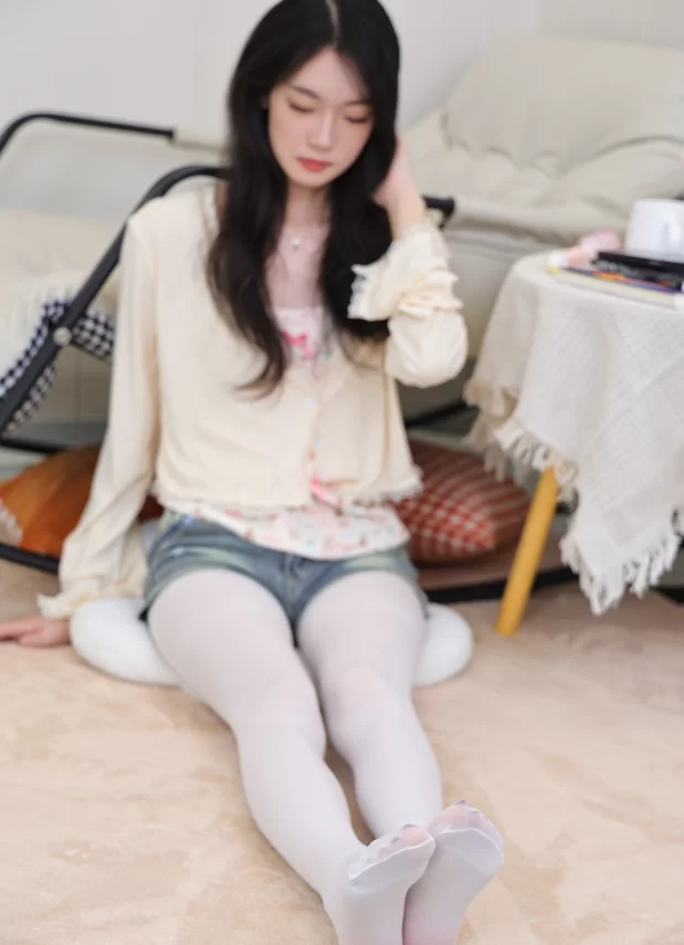 《绮梦摄影》人气足模小艺394（学生装白丝）《图包+视频》 [2V＋460P-12.2GB]