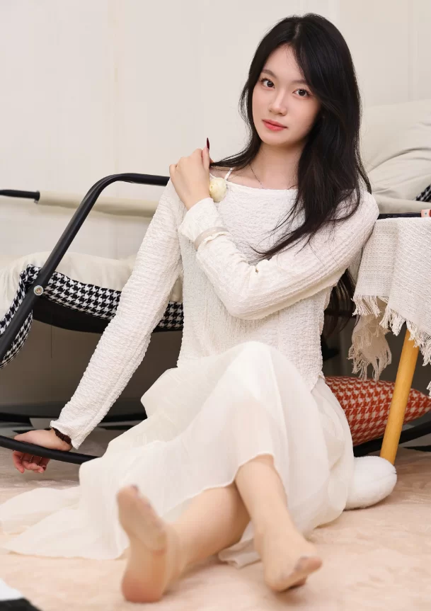 《绮梦摄影》人气足模小艺398（白裙＋肉丝）《图包+视频》 [2V＋460P-14.4GB]