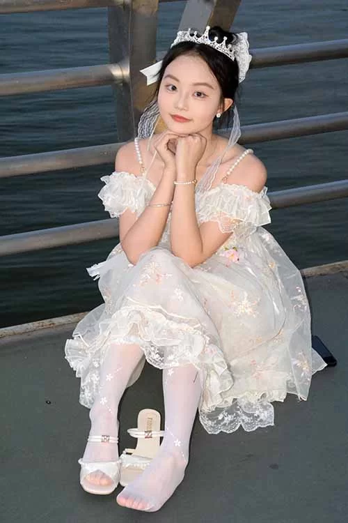 初夏女神-双双~户外白丝连衣裙高跟[140P1V-1.1G百度网盘] [140p1v-1.1GB]