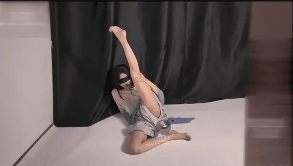 犬九jojo-十月最新，哥哥偷偷看我偷拍被我发现之后还脱裤子 [1V-823MB]