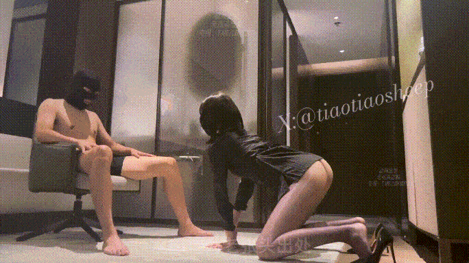 国产自拍跳跳羊淫妻的黑丝诱惑 黑色衬衫性感舞蹈，玉足挑逗之后互舔，一双大长腿被摁在圆桌上狠狠后入[1V725M][BT]