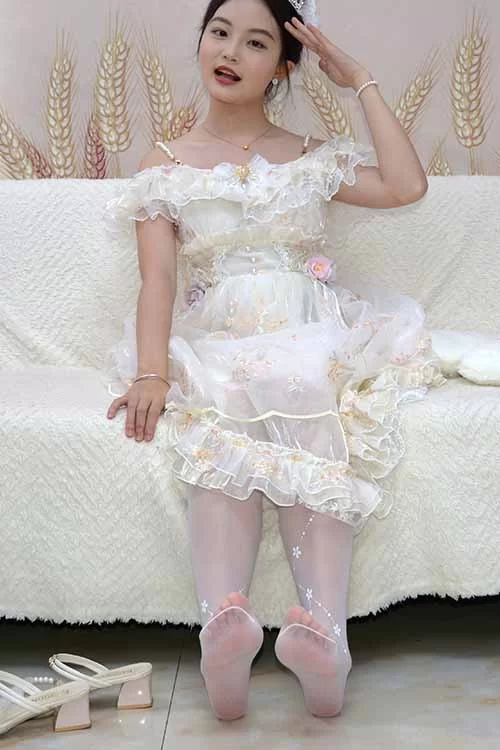 初夏女神-双双~户外白丝连衣裙高跟[140P1V-1.1G百度网盘] [140p1v-1.1GB]