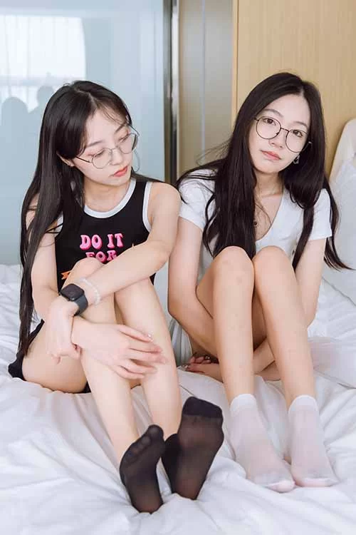 袜啵啵-小甜豆&稚予-高跟鞋短黑丝白丝裸足 [145p1v-1.45GB]