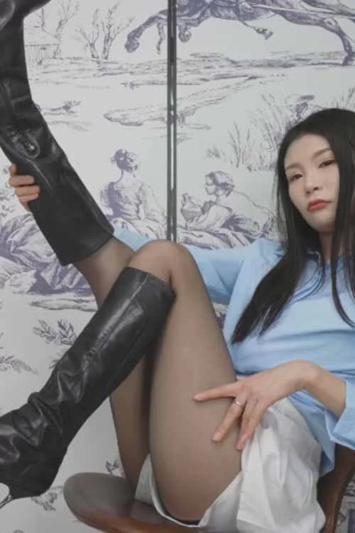 AMY-长靴黑丝短裙展示脚丫[1V-1.25G百度网盘] [1v-1.25GB]