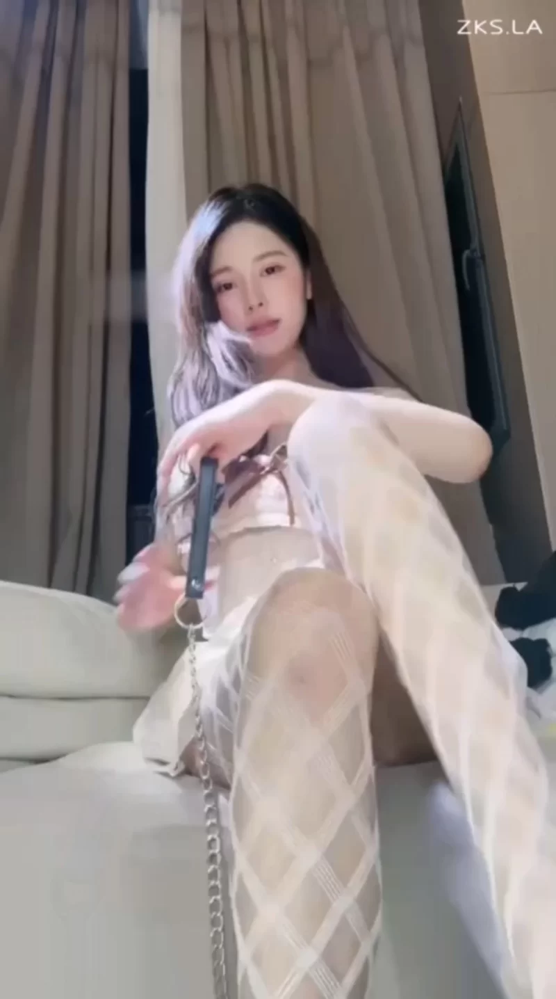 琪琪 - 红绿灯沦为丧志被吸精 [1V-1.50GB]