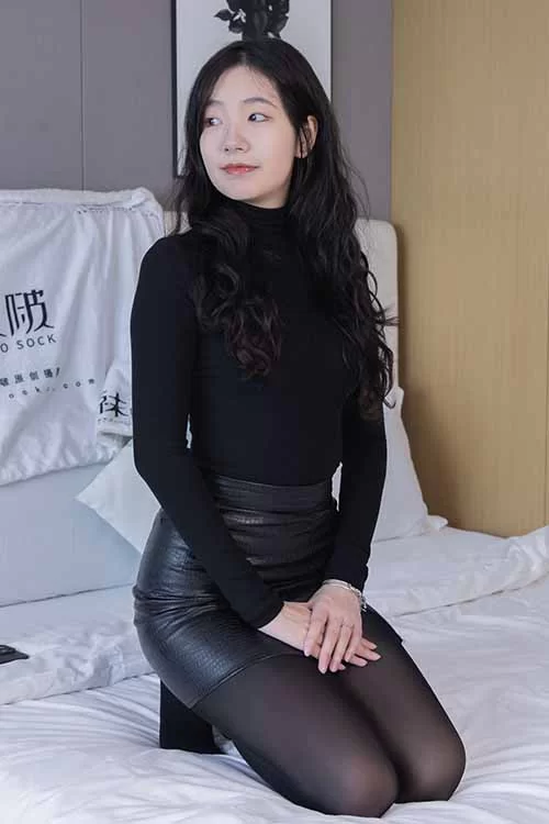 袜啵啵-小甜豆-性感皮裙长靴厚黑丝[147P-1V-1.45G百度网盘] [147p1v-1.45GB]