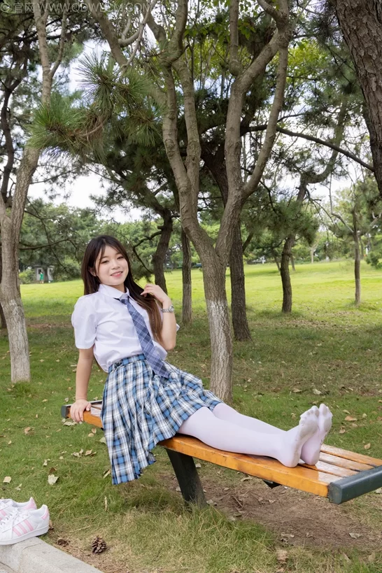 物恋传媒 NO.2242 闪闪-板鞋、厚白丝、户外草地公园沙滩脱 [155P1V-7.73GB]