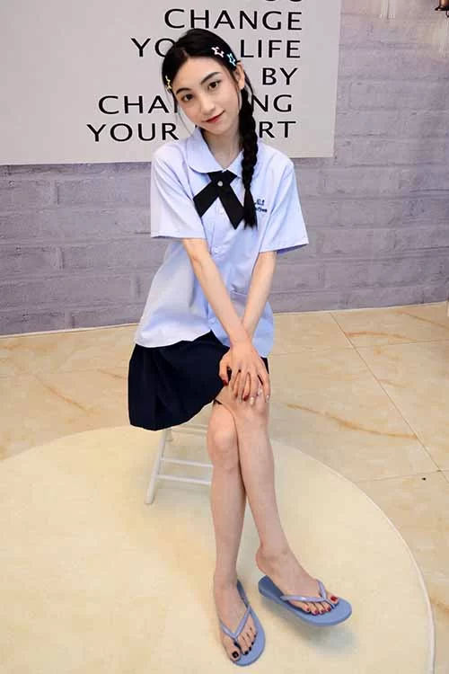 初夏女神-柒柒~可爱水手服超短裙裸足[90P1V-0.7G百度网盘] [90p1v-0.7GB]