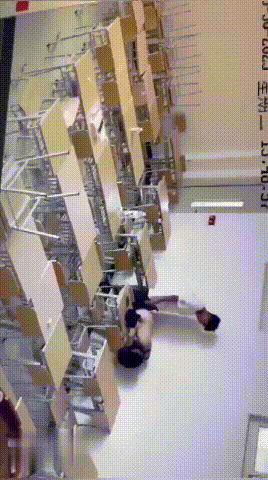 国产自拍[度盘]吃个瓜！烟台黄金职业学院情侣在教室课桌上..辣眼睛啊！