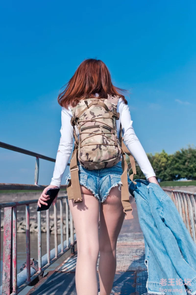 《魔镜街拍》海鸥岛肉丝牛仔超短裤 [1v+413p-2.2GB]