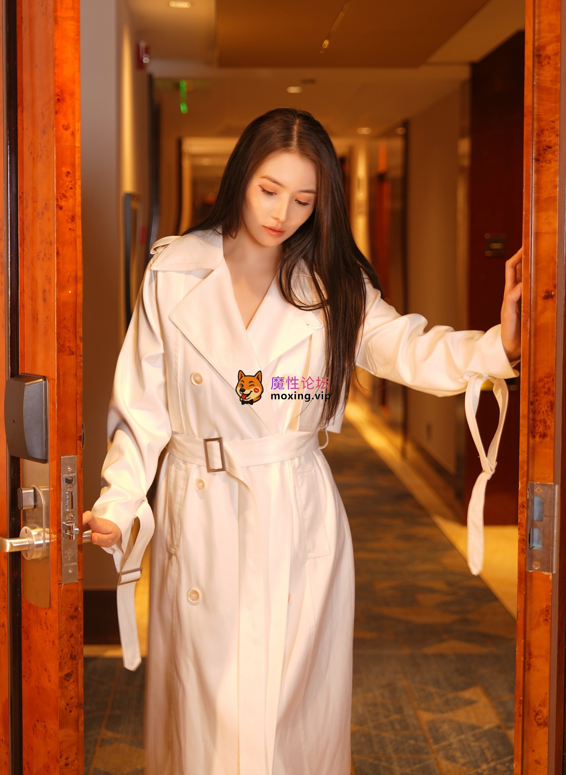 国产自拍《原版无水印首发》秀人网 娅轩 ELVA 红色情趣 大尺度无码漏点写真！《88P+1V+1.96G-百度》