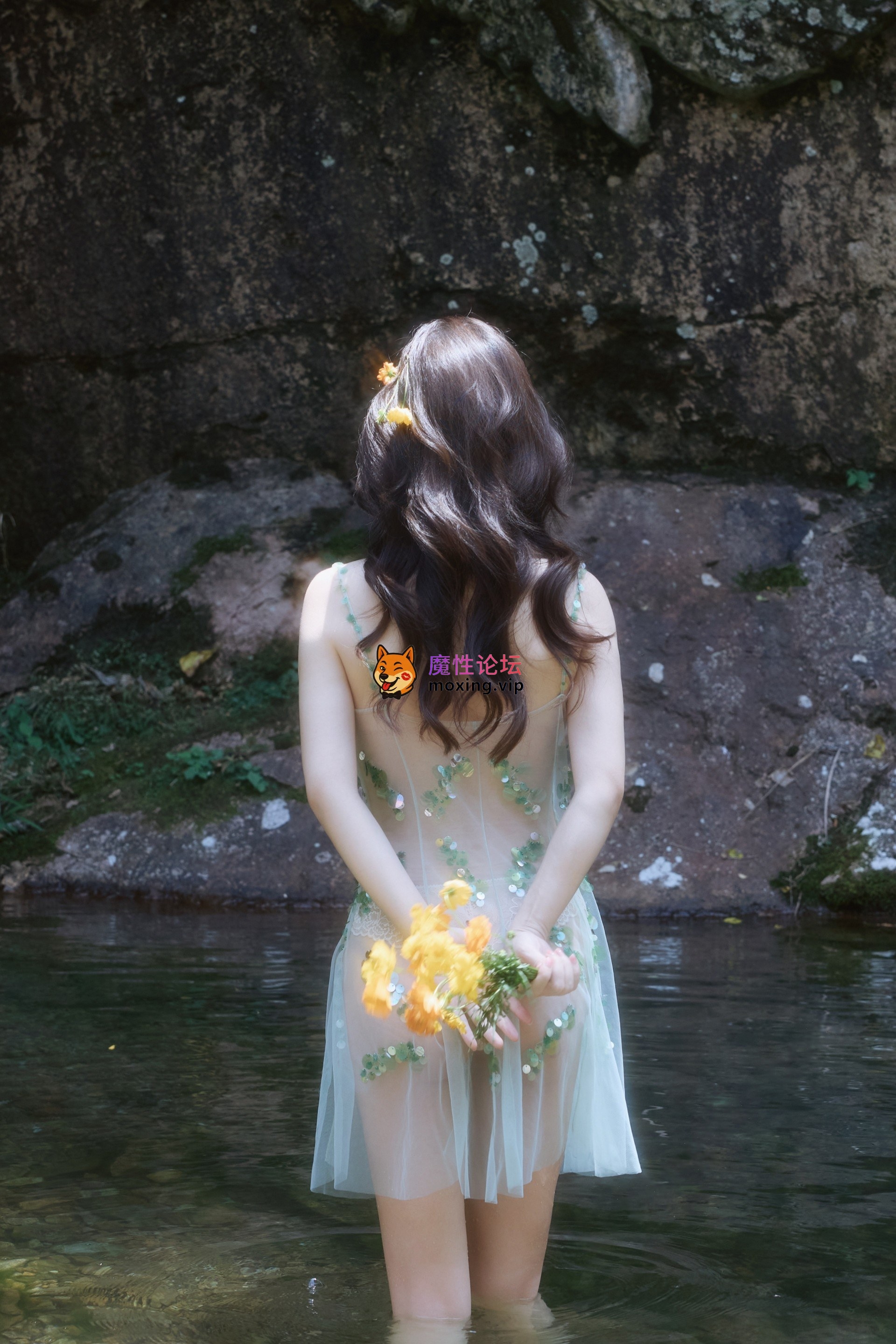 国产自拍《原版无水印首发》秀人网 尹甜甜 新作 户外小溪边 大尺度漏点《73P+1.61G-百度》