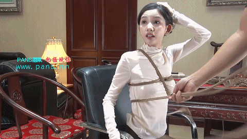 偷拍高人气PANS模特写真内部高端定制套图视频，摄影师上手，拍摄花絮大尺度人体漏点私拍! (二）