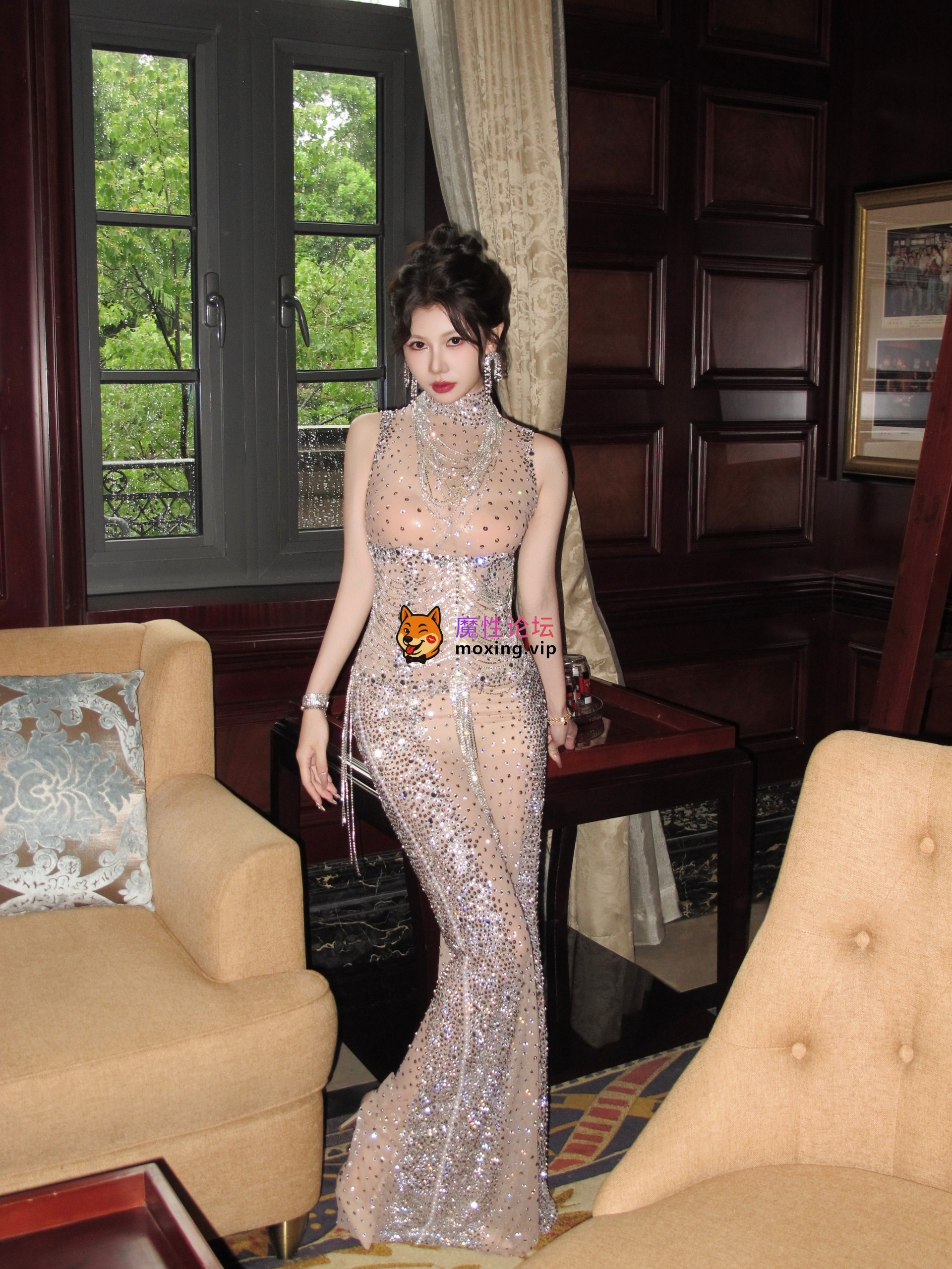 国产自拍《原版无水印首发》秀人网 尹甜甜 800元 闪亮礼服 大尺度漏鲍漏点《107P+1.12G-百度》