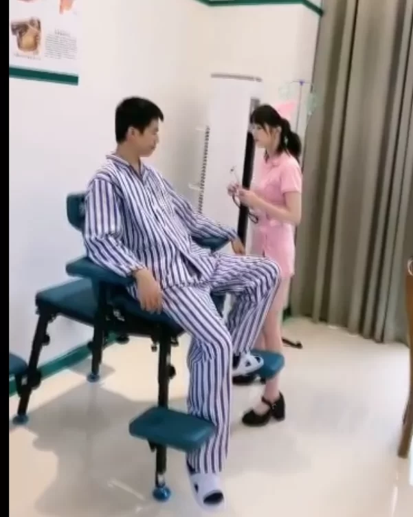 恋足剧情-樱桃早期 骗小护士舔脚被女王撞到，女王现场教学 [1p-414MB]