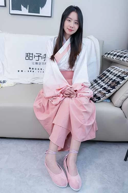 甜予摄影-知知-白棉袜、裸足美腿[148P1V-1.8G百度网盘] [148p1v-1.8GB]