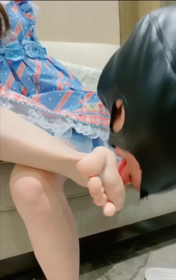 萝莉女主的温柔调教，玉足粉嫩嫩的，超清 樱桃大大 [1p-427MB]