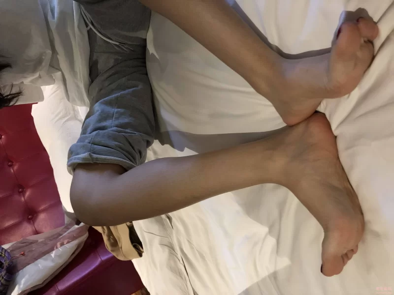 《足控》大学女友漂亮小脚被我狂玩 [1v-651m]