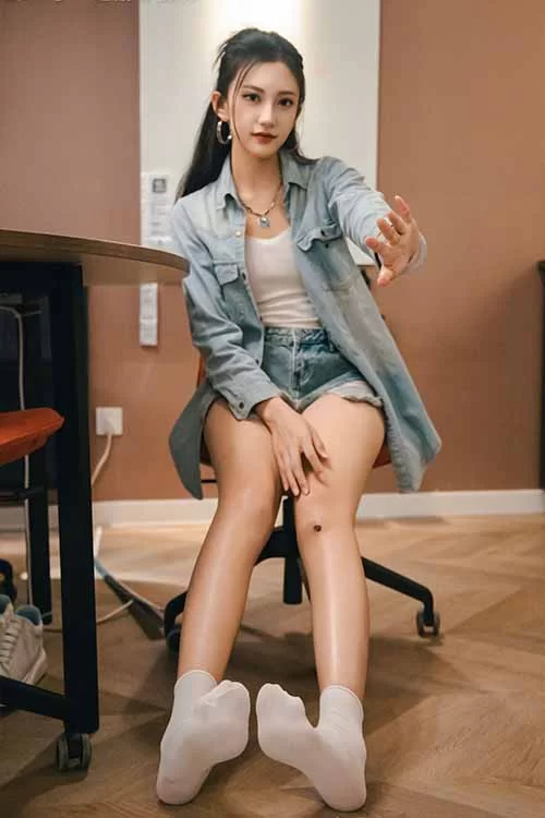 足愉心-可乐-热裤白棉袜裸足足秀[120P+1V／1.6G百度网盘] [120p1v-1.6GB]