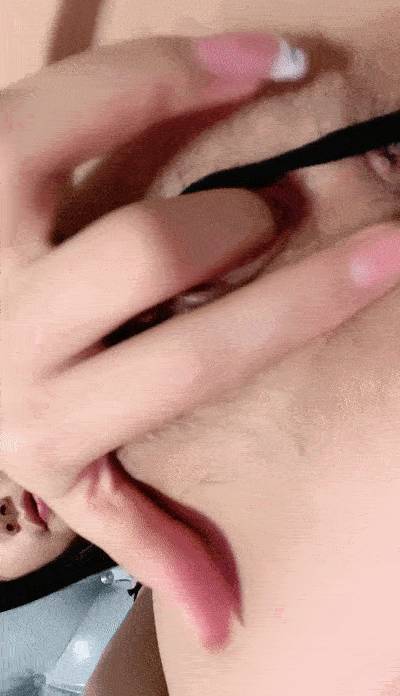 剧情叶子纹身新人漂亮小姐姐肉丝丁字裤自摸拨开内裤揉搓小穴洞口磨蹭双指插入搞得小穴湿湿[2V 1143 MB] [BT]