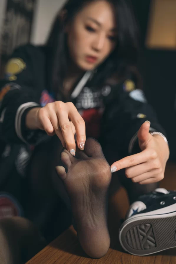 [Limerence] NO.009 性感妹子近距离撕扯黑丝袜! [201P1V-1905.69MB]