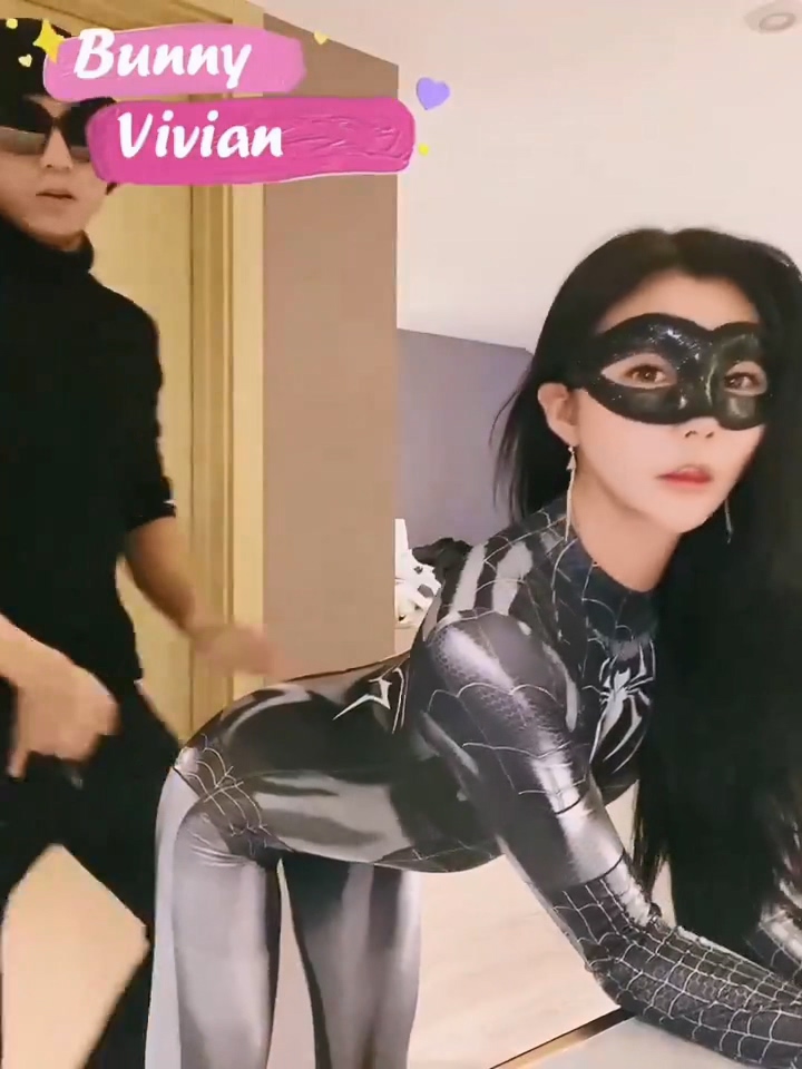 剧情极品反差女神Vivian生活想要过的去帽子必须带点绿 精心设计每一次出轨方式极度淫骚[2V 996 MB] [BT]