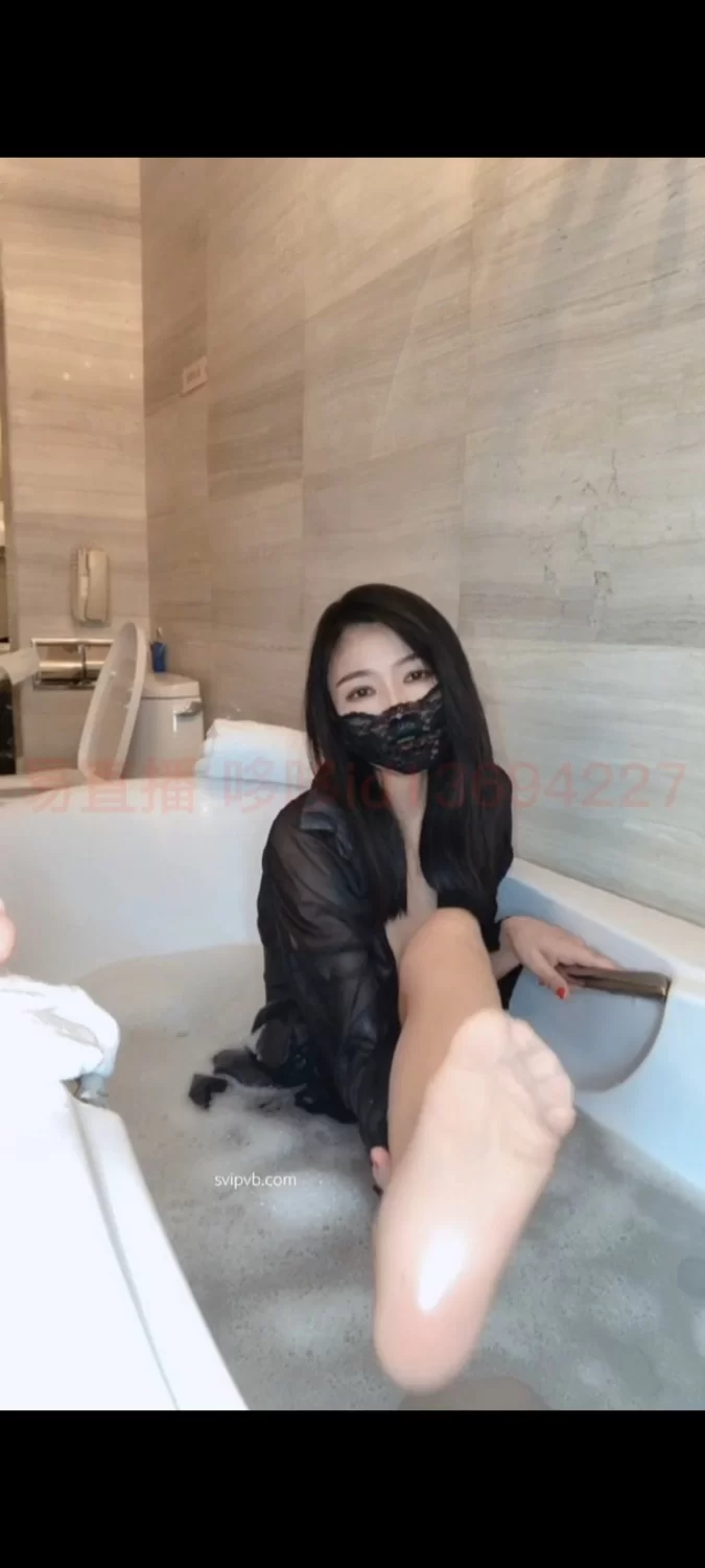 《易直播》高颜值主播『哆哆』丝足诱惑足交 自慰淫语骚话娇喘付费定制 [15v-1.59g]