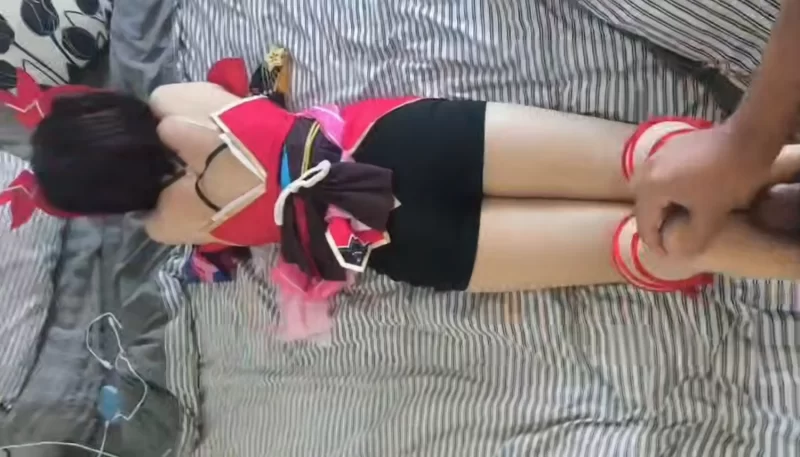 素人女友花火cos，背身足交爽玩肉丝扫脚❤️ [1v-593mb]