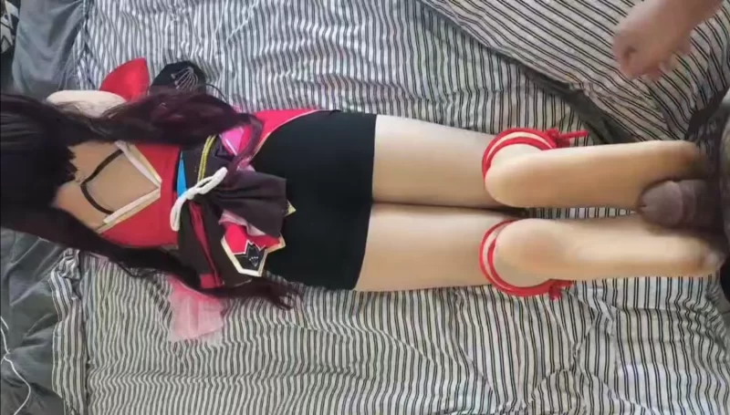 素人女友花火cos，背身足交爽玩肉丝扫脚❤️ [1v-593mb]