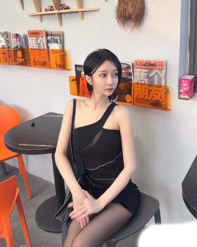 剧情最新流鼻血流出！秀人网红人模特儿-玥儿玥《正宗小妖精 170cm高挑身材 大长腿 瘦瘦 但胸很大》[2V 584 MB] [BT]