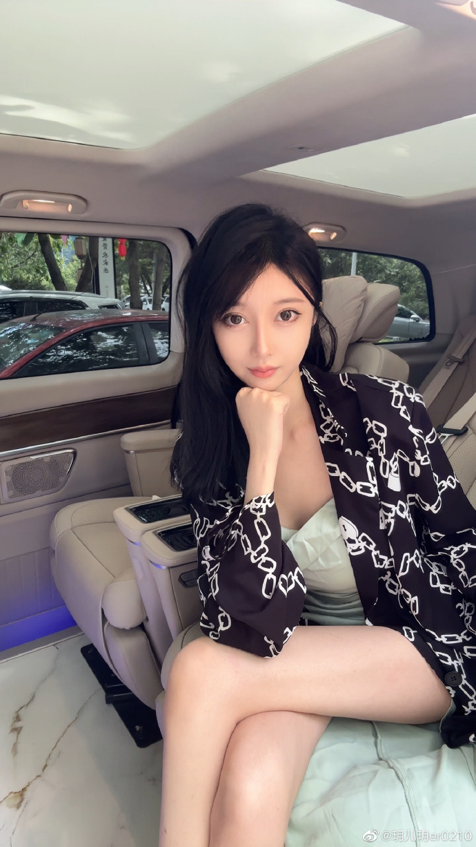 剧情最新流鼻血流出！秀人网红人模特儿-玥儿玥《正宗小妖精 170cm高挑身材 大长腿 瘦瘦 但胸很大》[2V 584 MB] [BT]