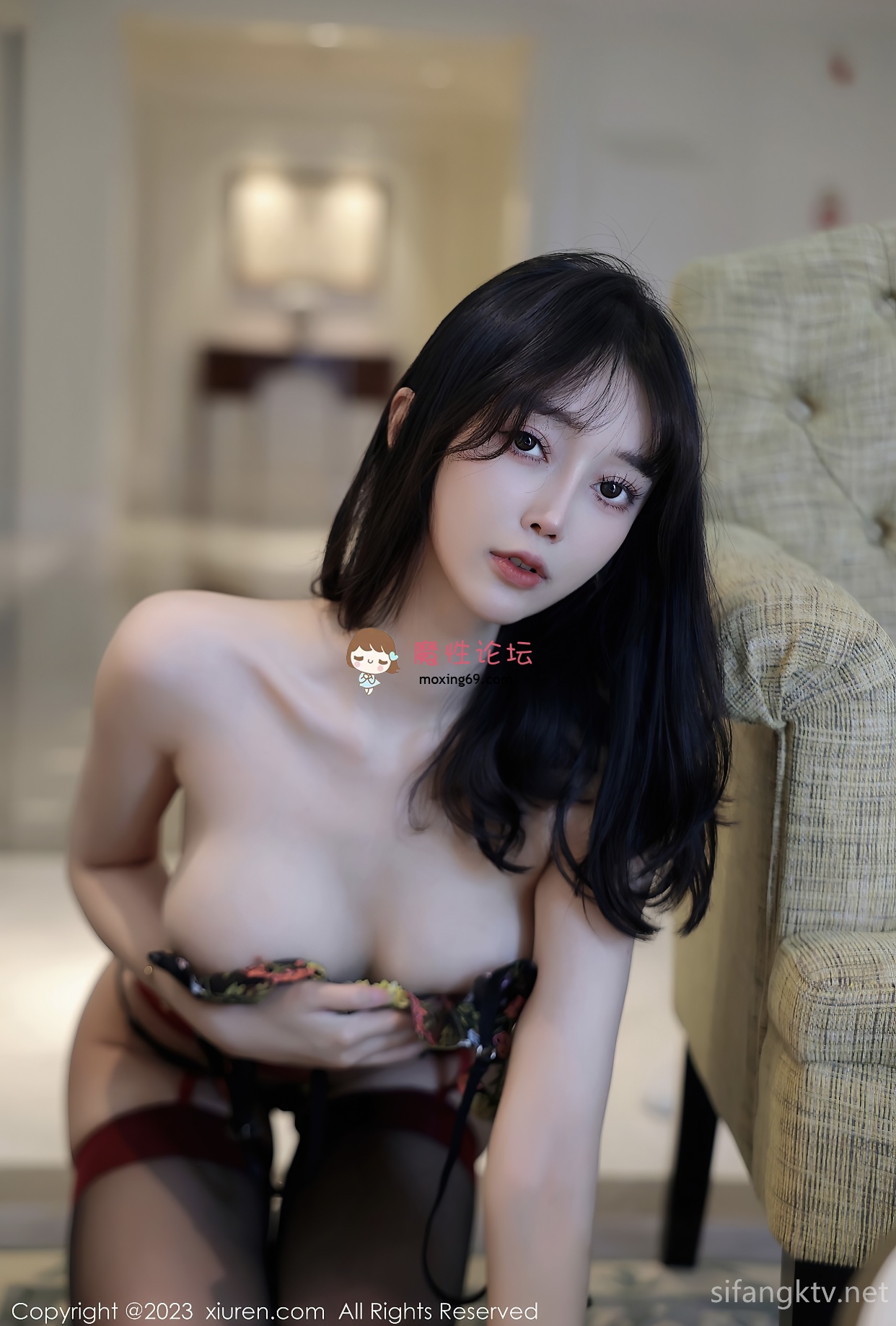 国产自拍《秀人网 玥儿玥》杭州旅拍 魅惑黑丝 有漏点奶子《1.8G》