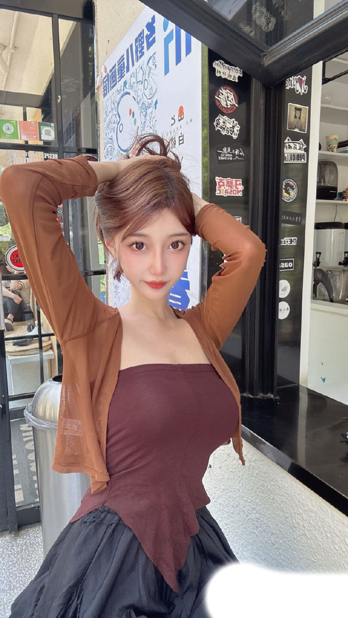 剧情最新流鼻血流出！秀人网红人模特儿-玥儿玥《正宗小妖精 170cm高挑身材 大长腿 瘦瘦 但胸很大》[2V 584 MB] [BT]