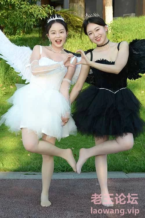 初夏女神-双双、环环-黑白天使-姐妹花丝袜高跟足秀 [140p1v-1.08GB]