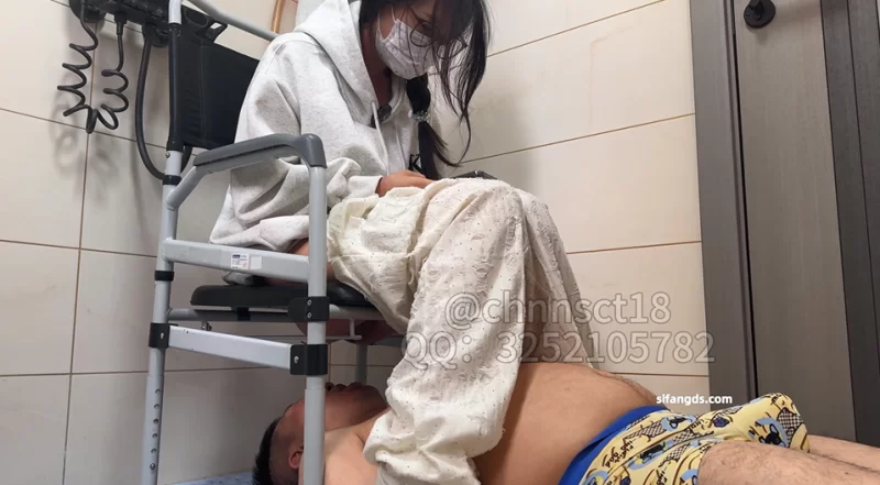 与精神小妹的那些年校花原味坐脸喂尿，重口男奴调教  [10V-20g]