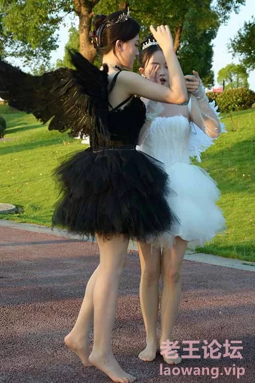 初夏女神-双双、环环-黑白天使-姐妹花丝袜高跟足秀 [140p1v-1.08GB]