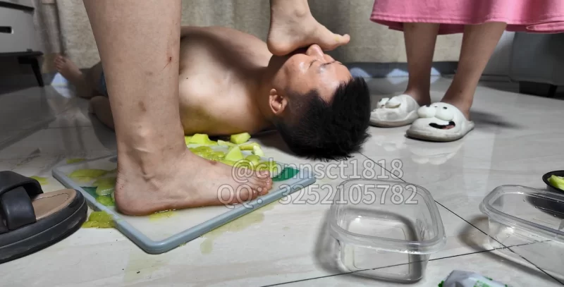 与精神小妹的那些年校花原味坐脸喂尿，重口男奴调教  [10V-20g]