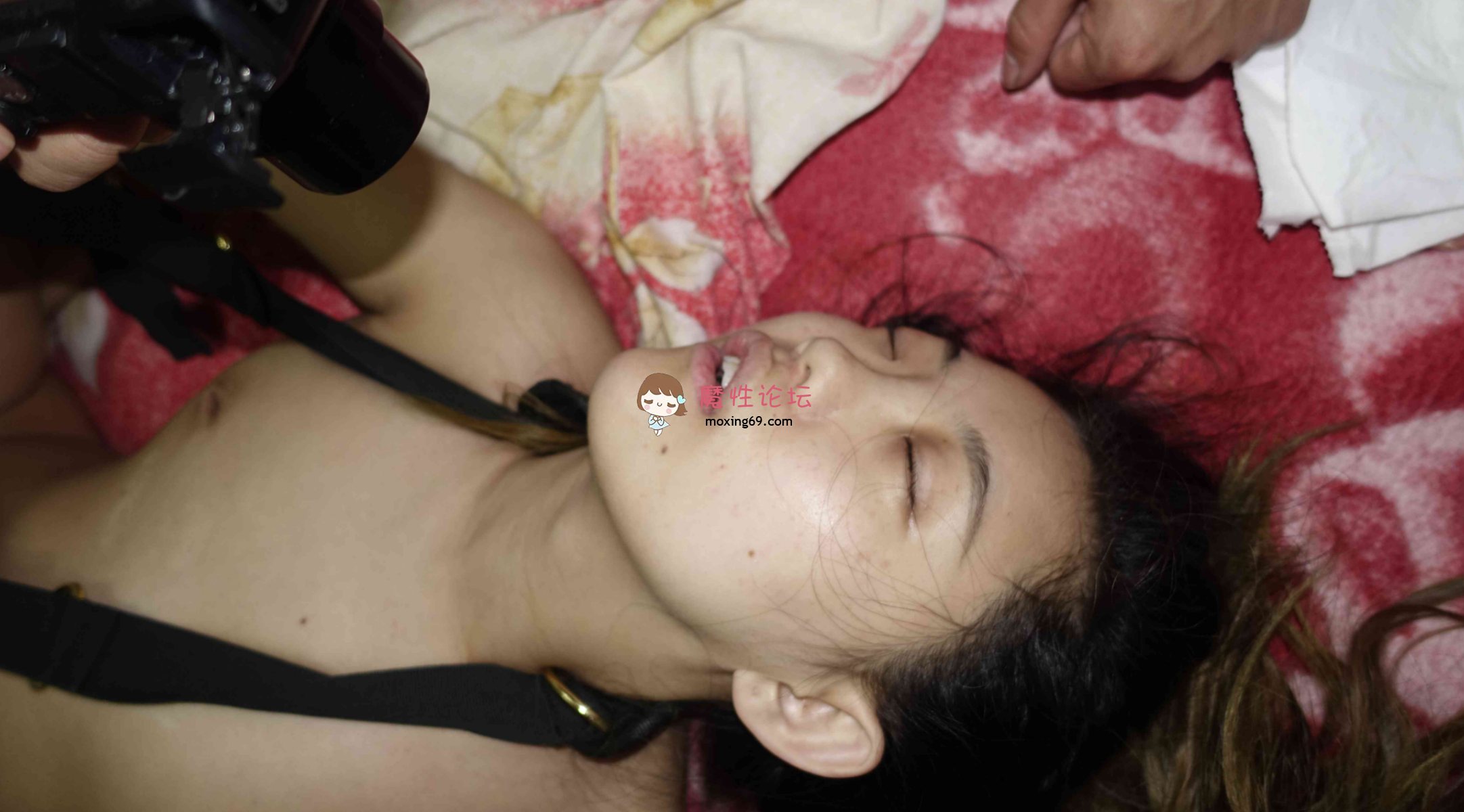 流出《迷奸》几个猥琐摄影师下药迷翻出来兼职的小野模 高清原版无水印《16V+48P+2.54G-百度》