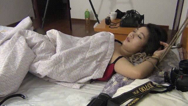 剧情三人组下药迷翻极品美少妇 换上黑丝和肉丝三个人各种姿势轮流玩弄奸淫爆操[2V 819 MB] [BT]