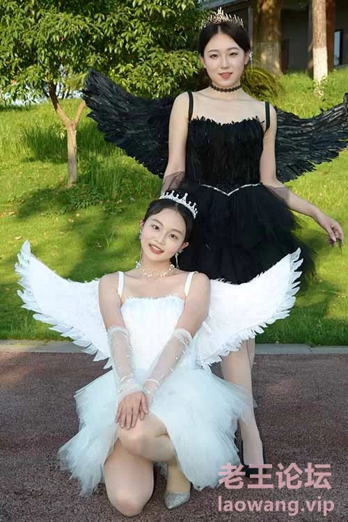 初夏女神-双双、环环-黑白天使-姐妹花丝袜高跟足秀 [140p1v-1.08GB]